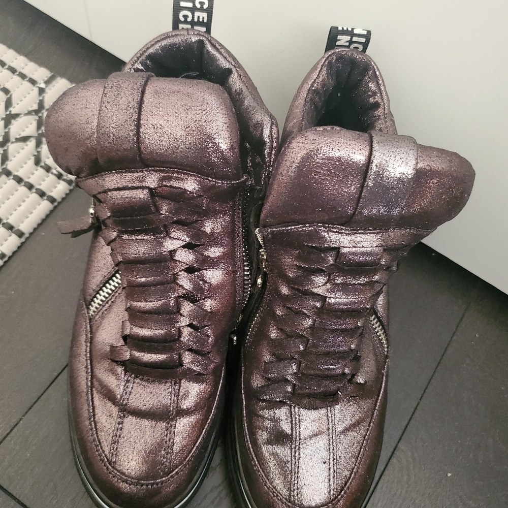 Mid top sneakers